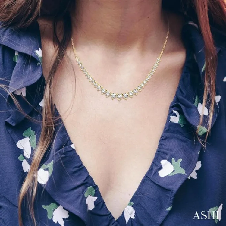 2 ctw Graduated Diamond Smile Necklace in 14K Yellow Gold