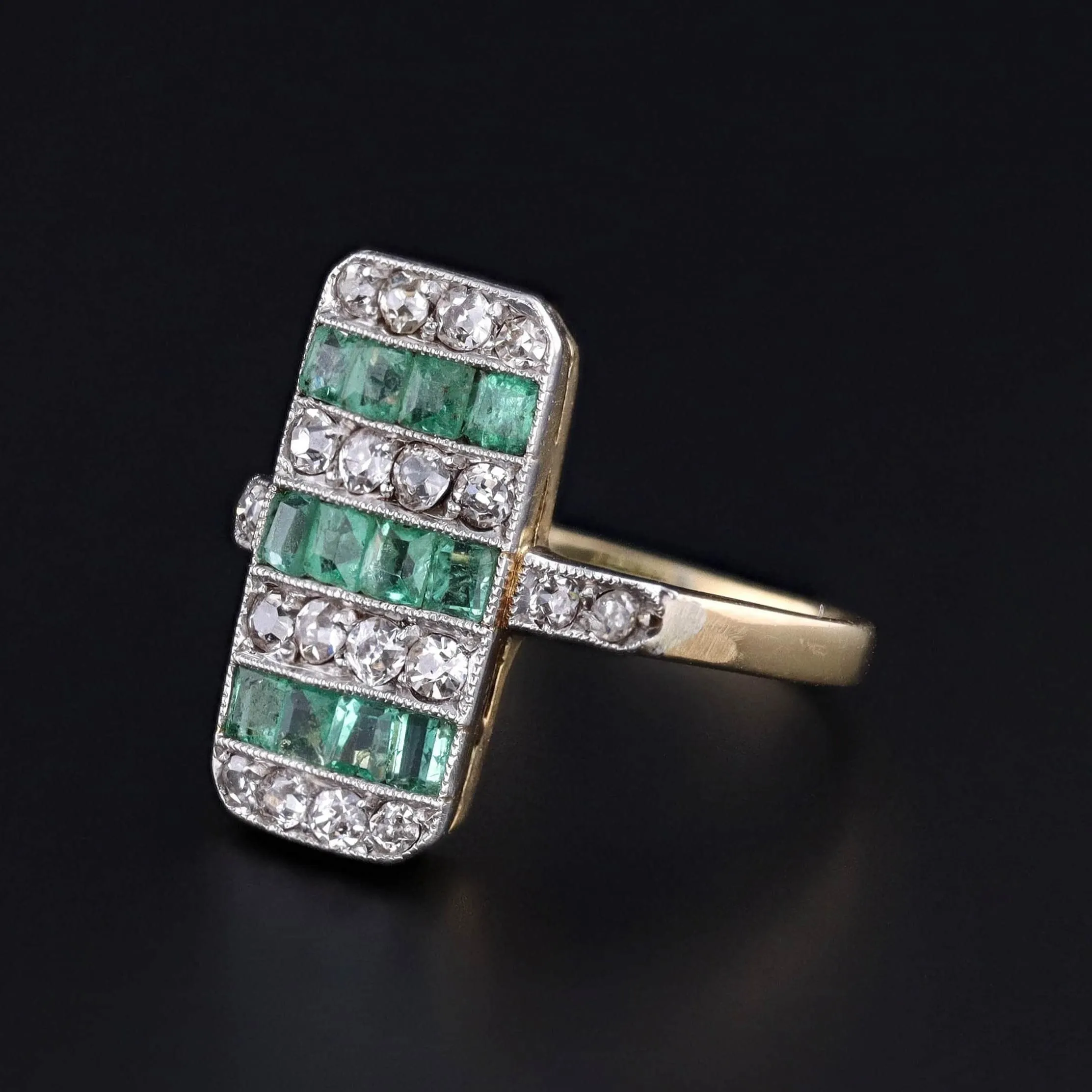 Antique Emerald and Diamond Ring of 18k Gold
