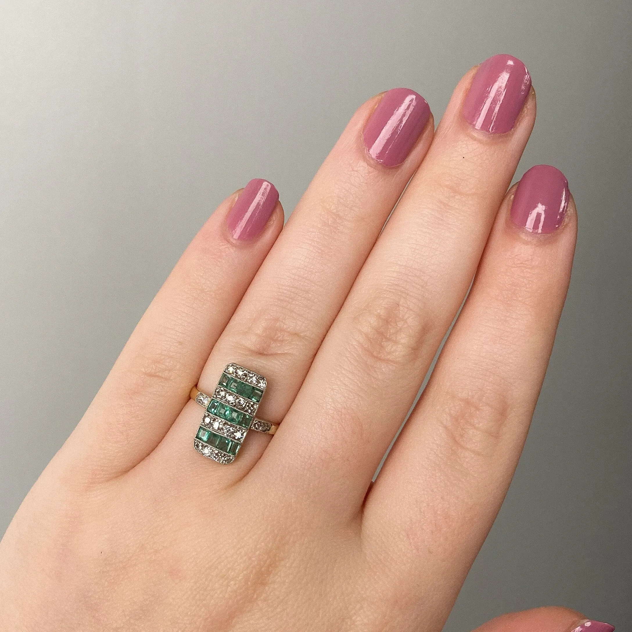 Antique Emerald and Diamond Ring of 18k Gold