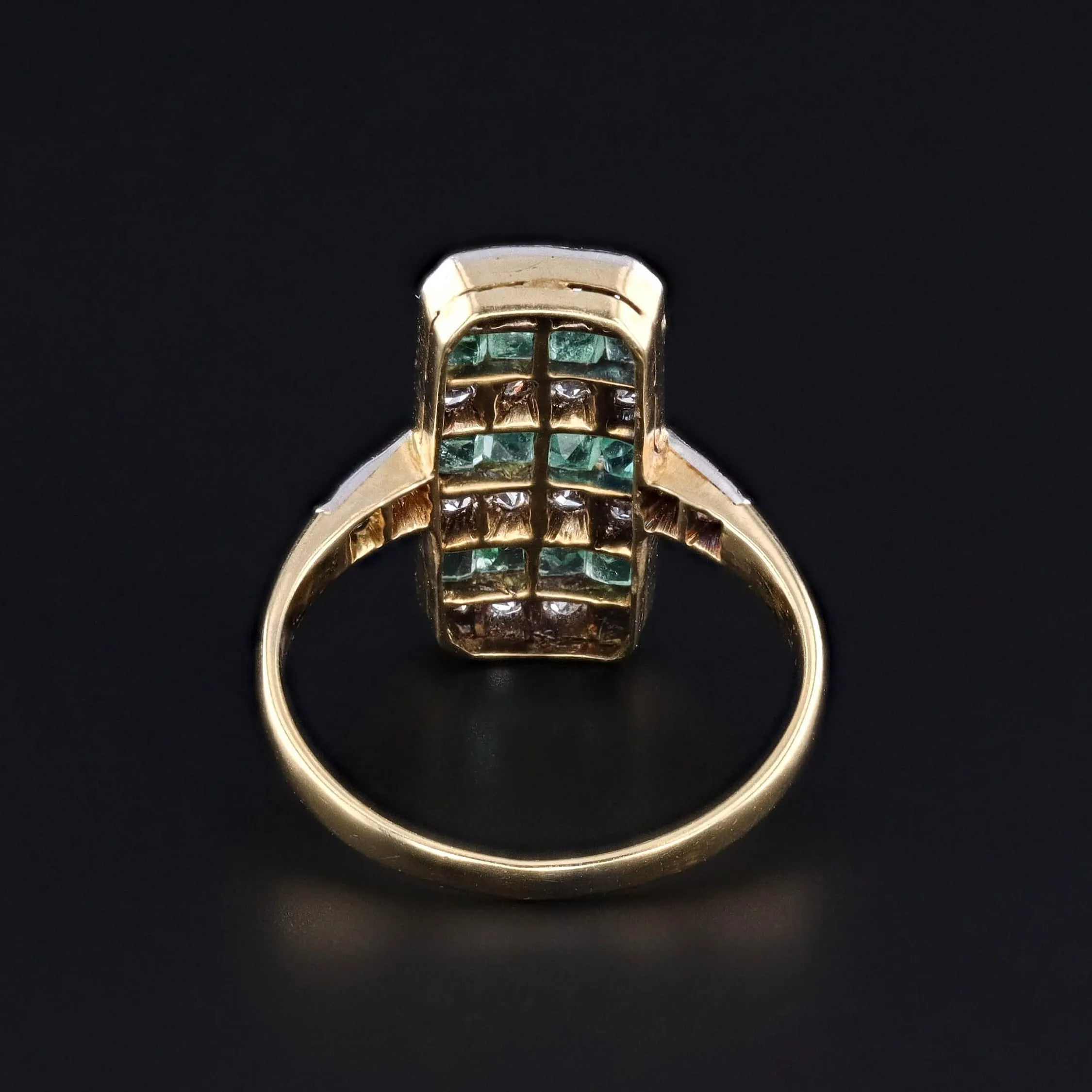 Antique Emerald and Diamond Ring of 18k Gold