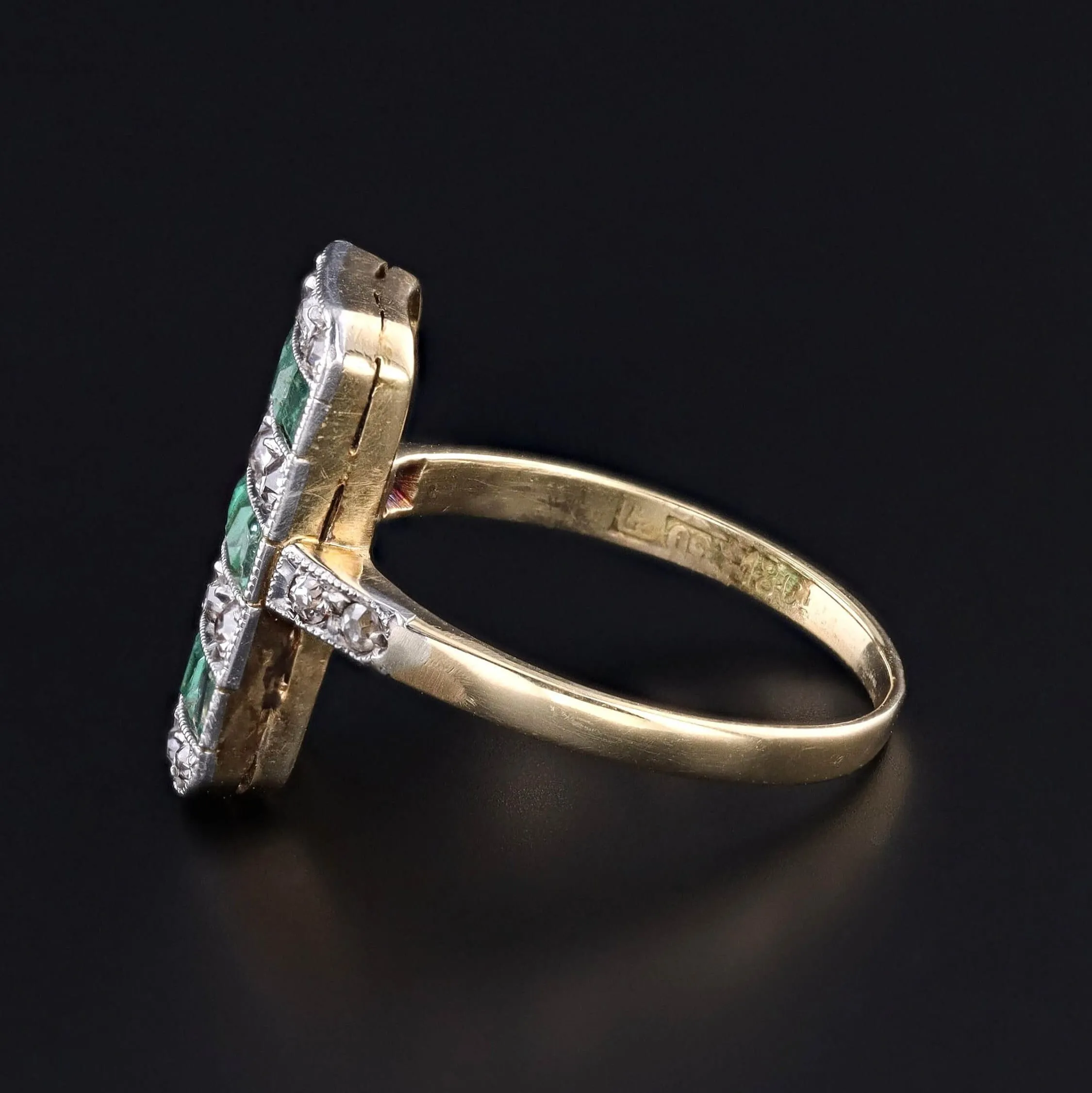 Antique Emerald and Diamond Ring of 18k Gold