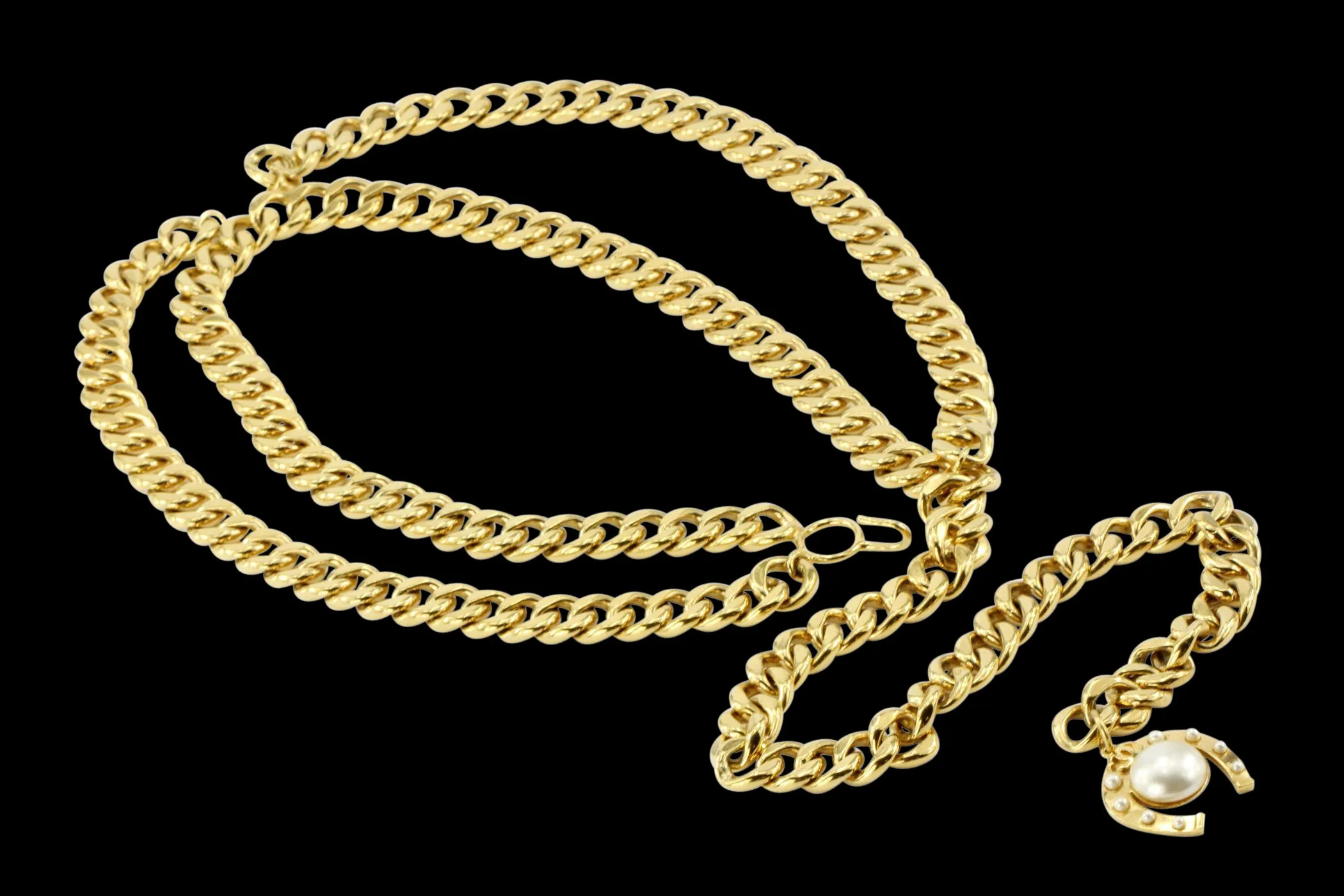 Chanel Gold tone Horseshoe Faux Pearl Medallion Heavy Chain Belt/Necklace