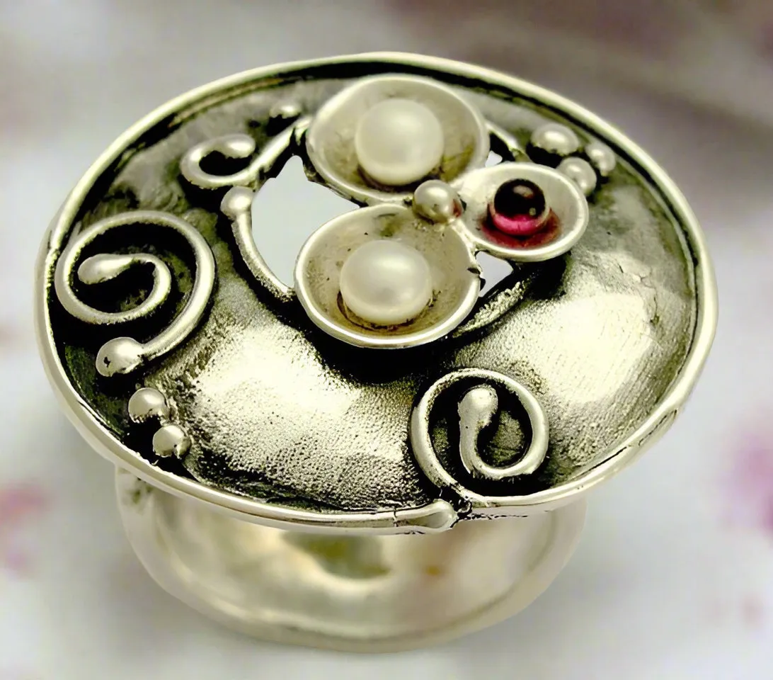 Dangle pearl garnet earrings - Free association.