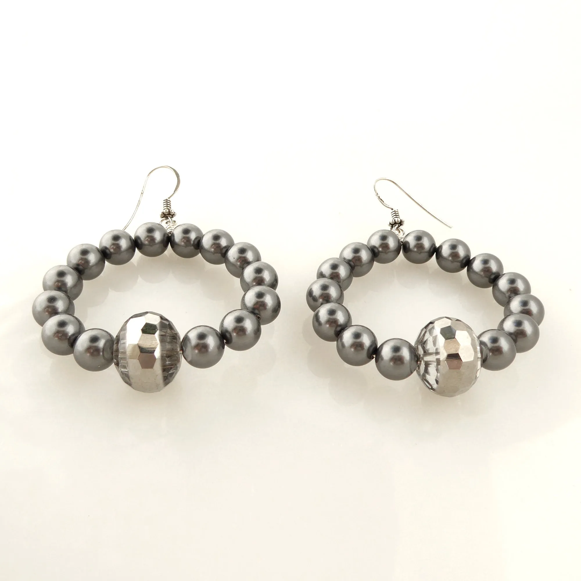 Dark gray pearl circle earrings