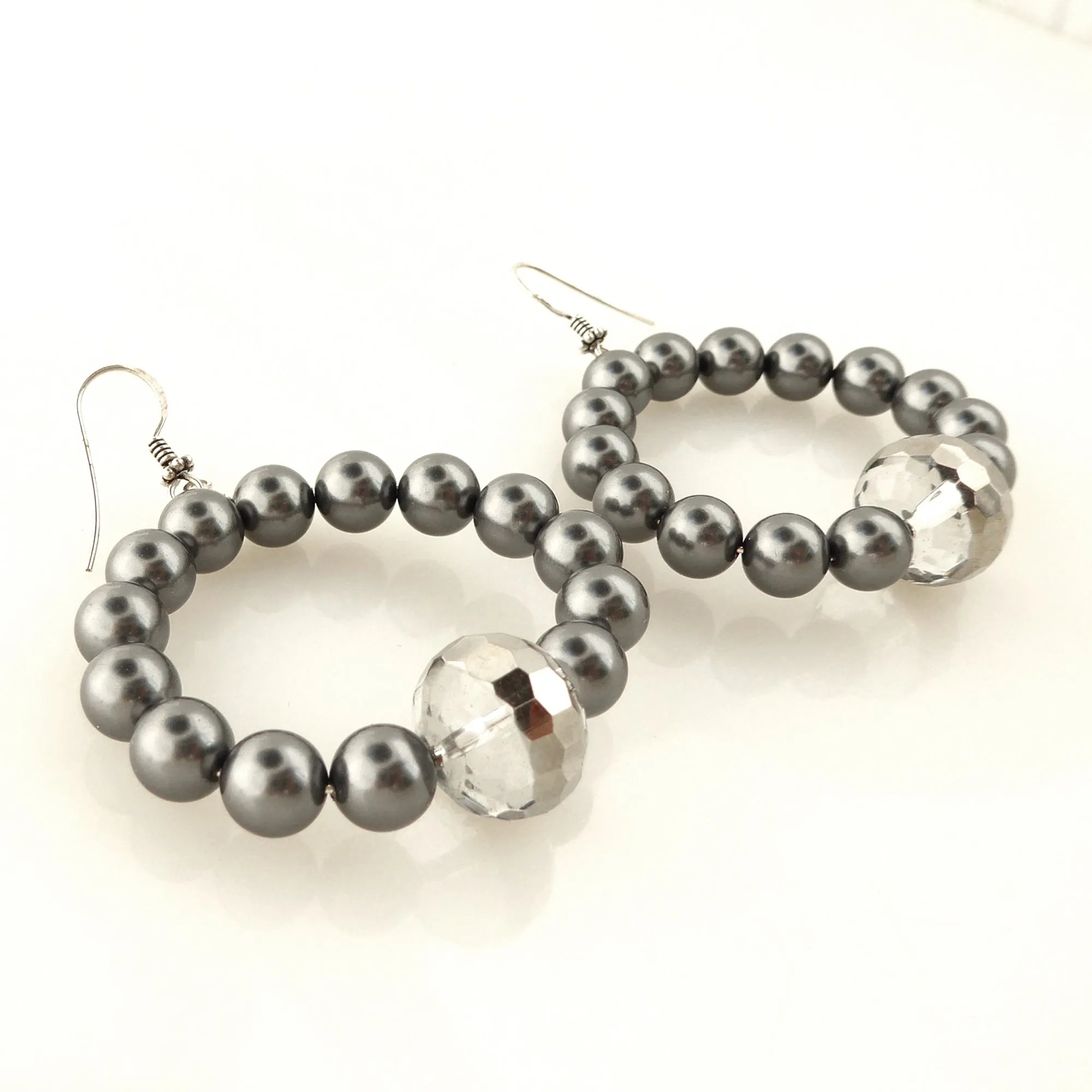 Dark gray pearl circle earrings