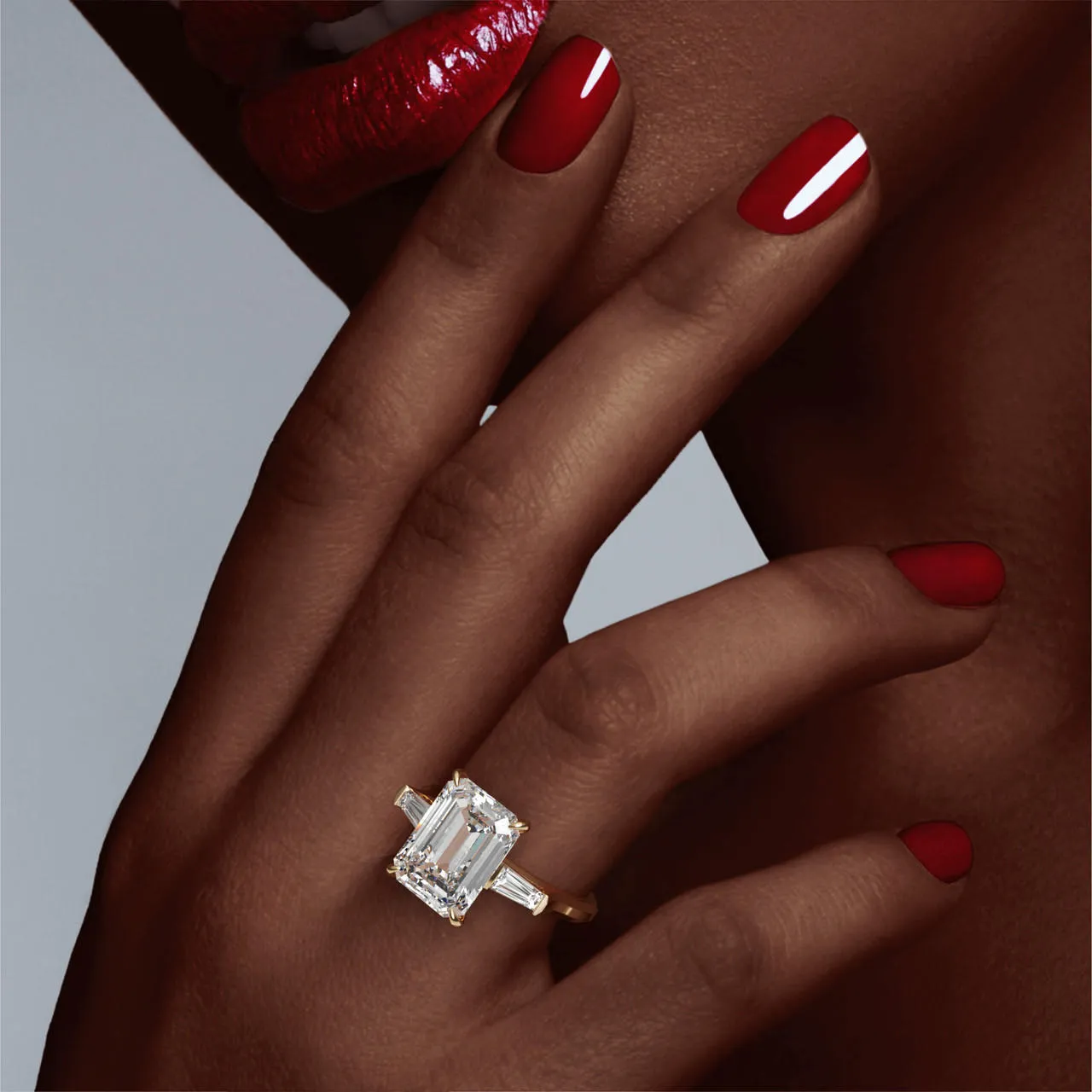 EMERALD CUT DIAMOND ENGAGEMENT RING WITH A BAGUETTE FLANK THREE PHASES SLIM SETTING IN 18K YELLOW GOLD