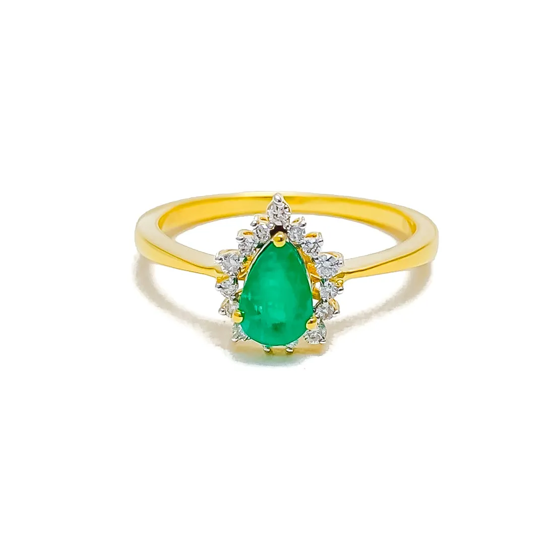 Faceted Charming 18K Gold   Pear Shaped Diamond Ring