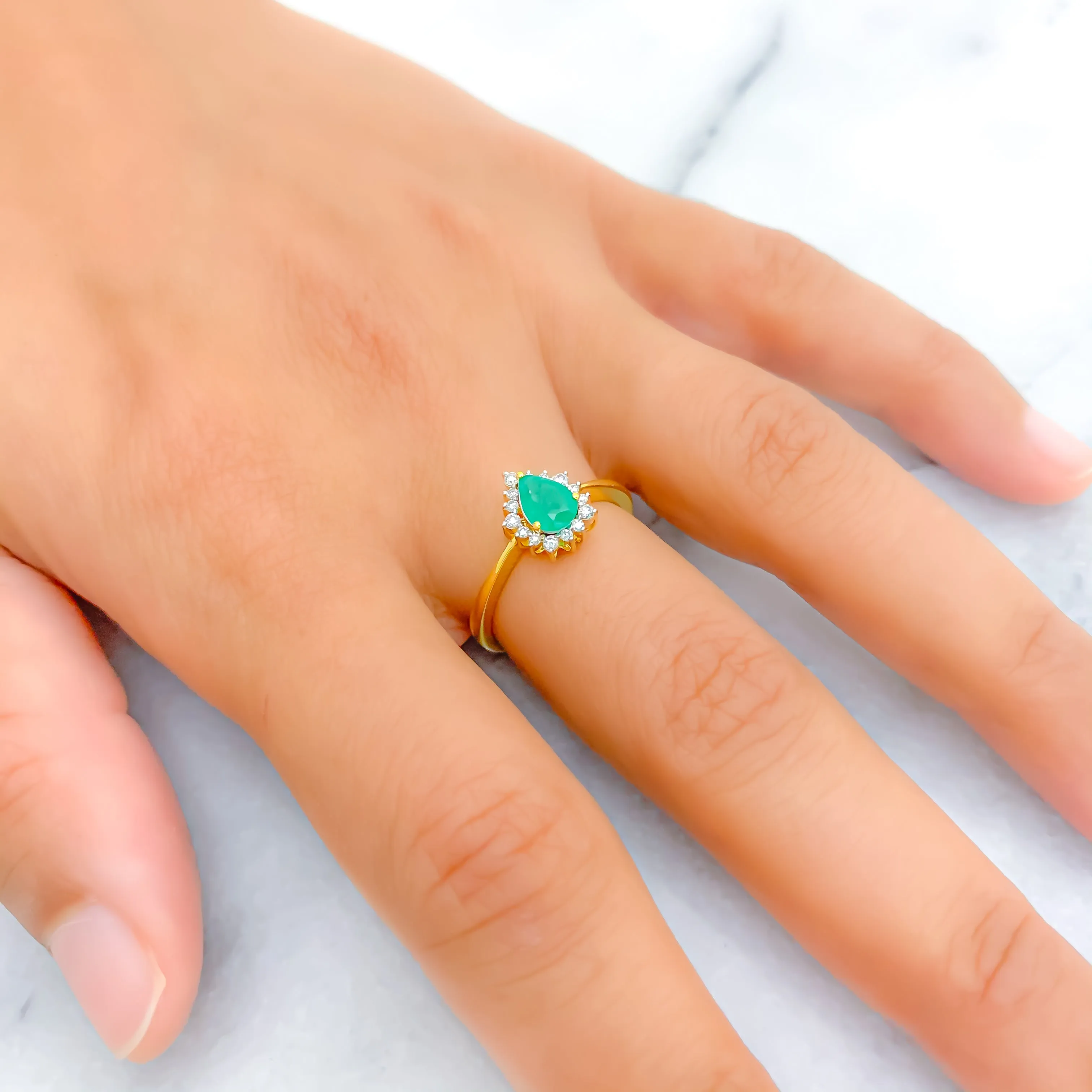 Faceted Charming 18K Gold   Pear Shaped Diamond Ring