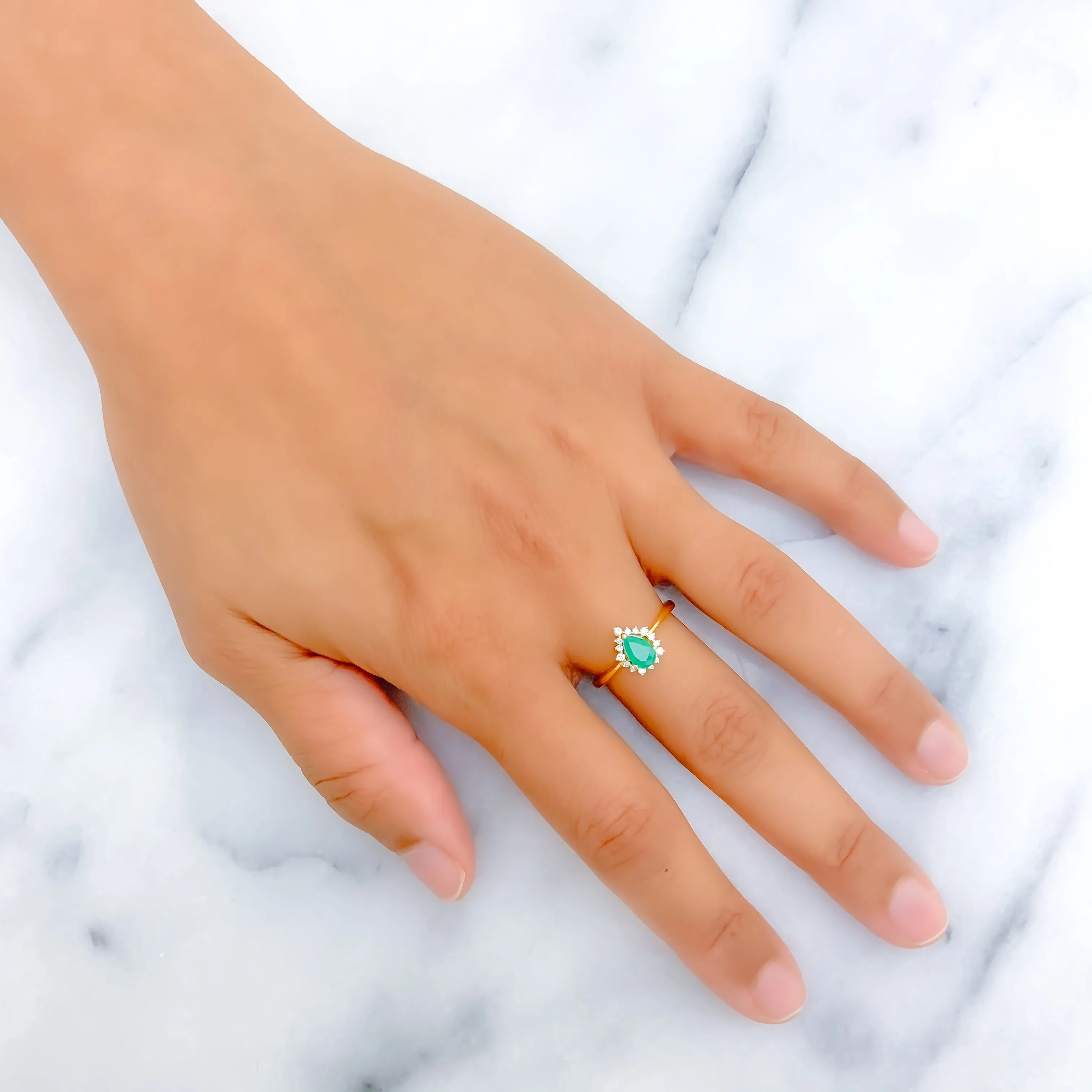 Faceted Charming 18K Gold   Pear Shaped Diamond Ring