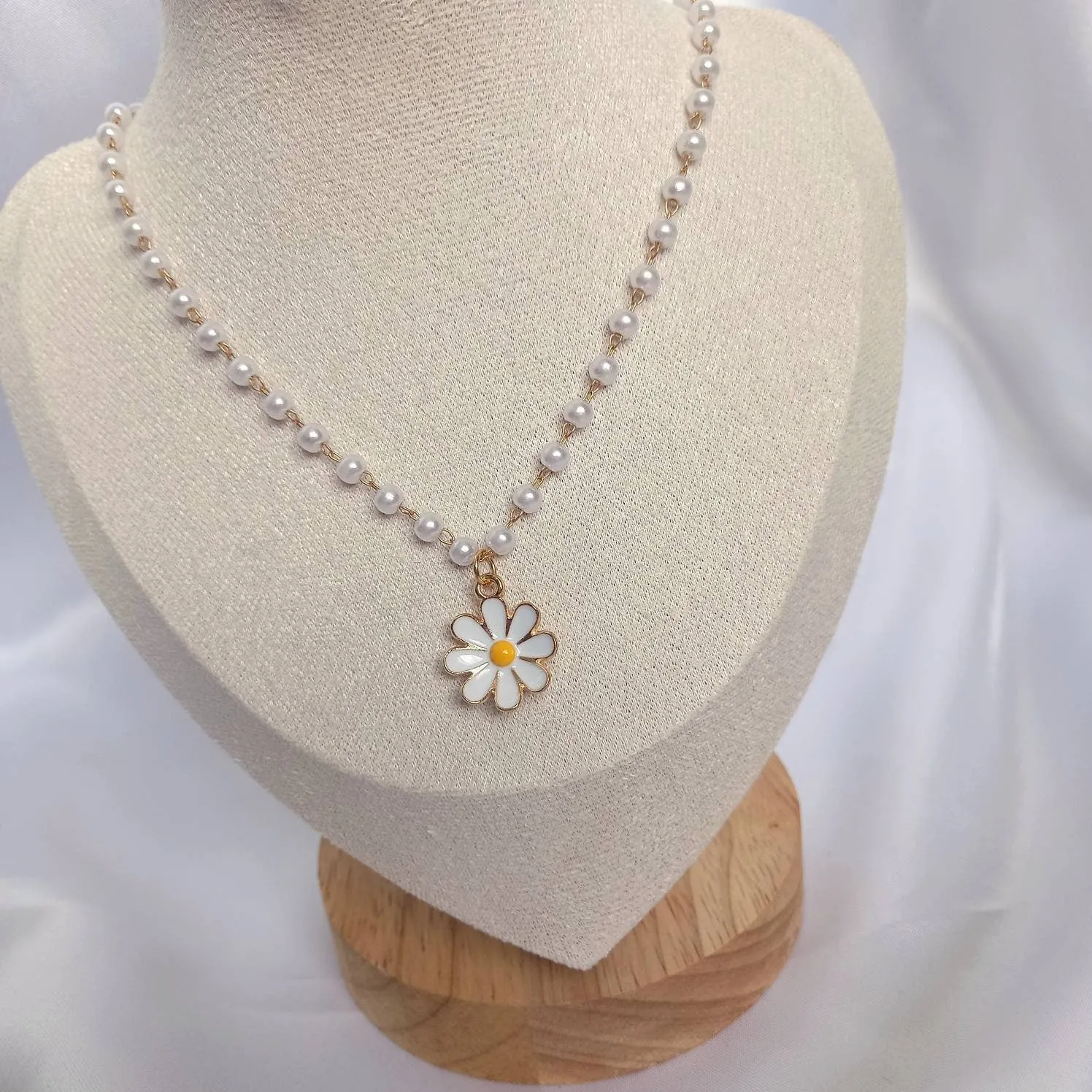 Faux Pearl Daisy Necklace - Pearl Jewellery,Flower Necklaces In The UK,Bead Necklace,Classy Necklace,Cute Necklace, Daisy Jewelley In The UK