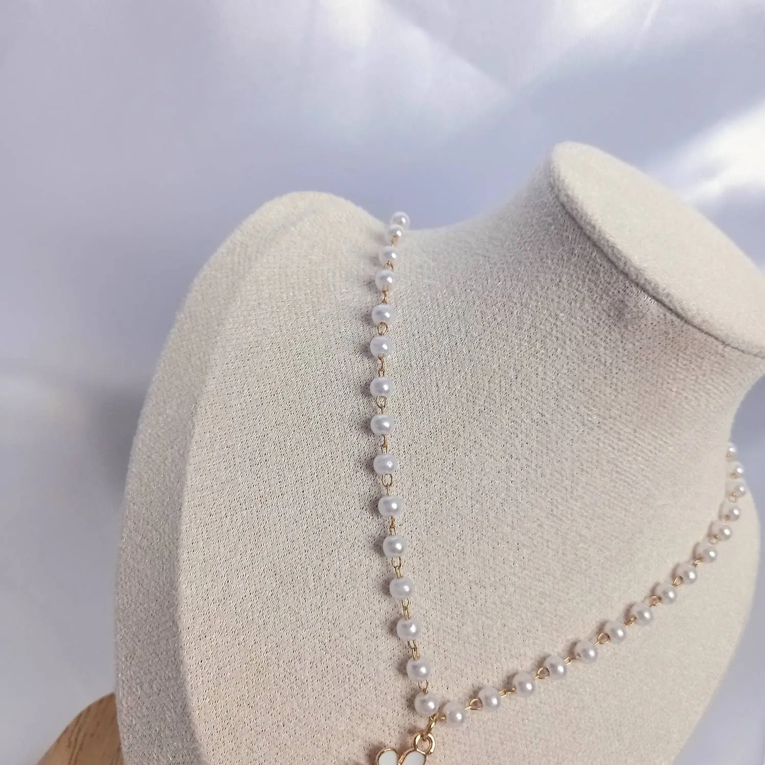 Faux Pearl Daisy Necklace - Pearl Jewellery,Flower Necklaces In The UK,Bead Necklace,Classy Necklace,Cute Necklace, Daisy Jewelley In The UK
