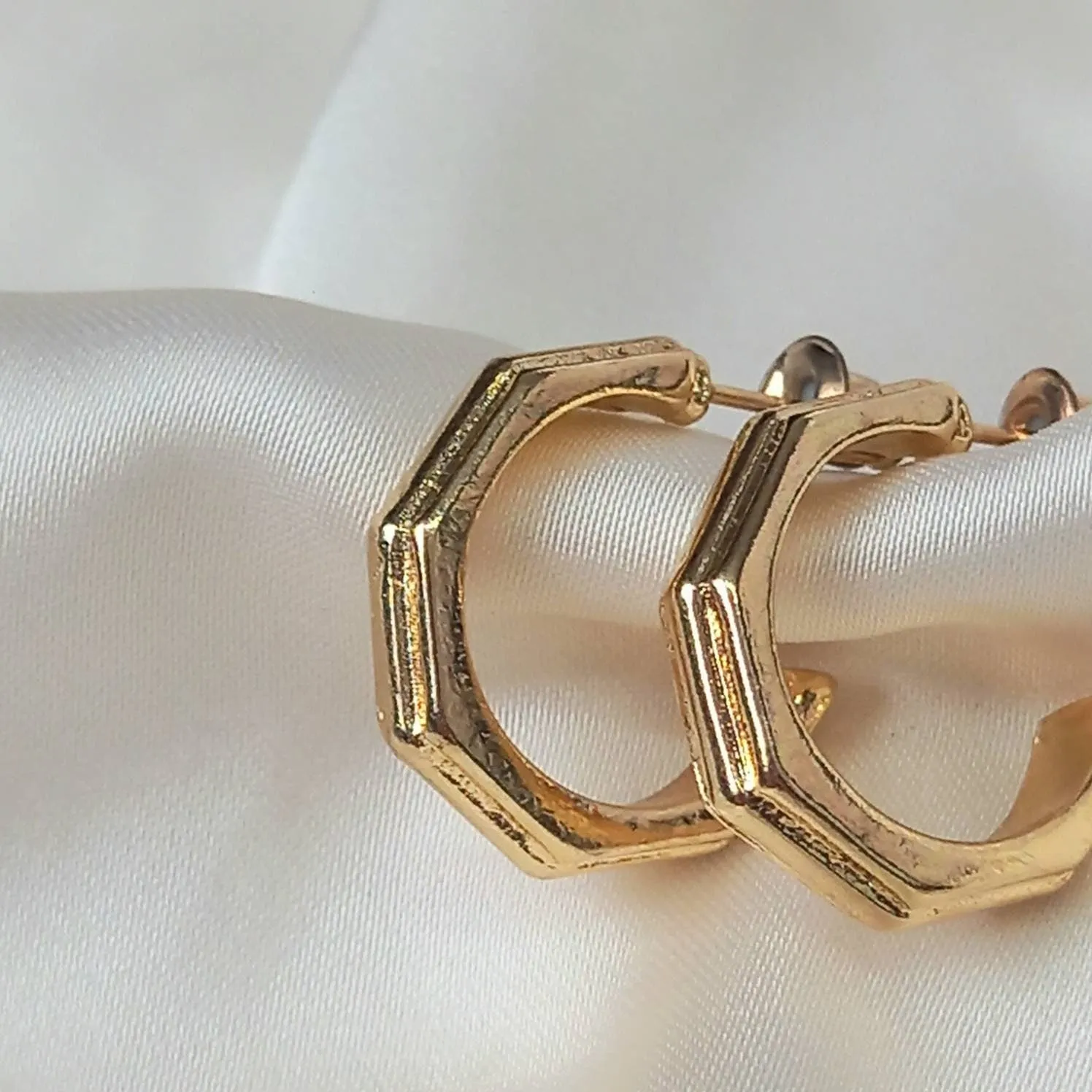 Gold Hoop Earrings - Textured Earrings,Gold Earrings In The UK,Gold Jewellery In The UK,Gold Hoops,Gold Minimalist Earrings,Simple Earrings