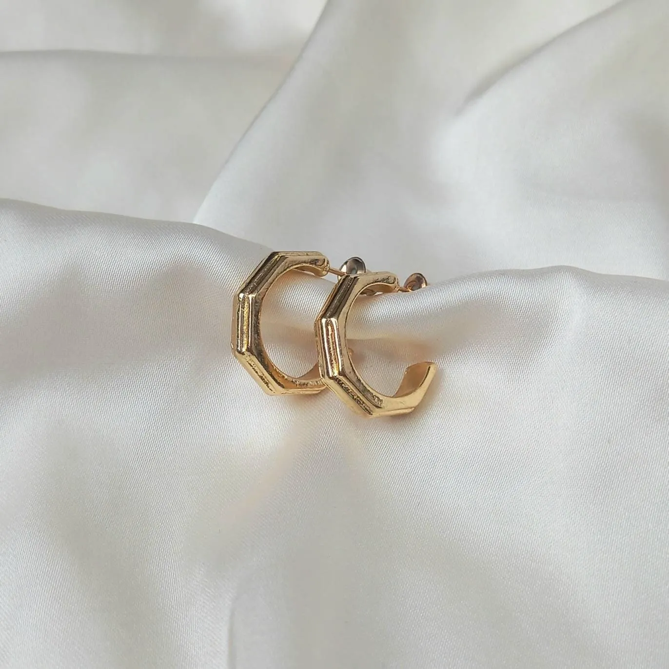 Gold Hoop Earrings - Textured Earrings,Gold Earrings In The UK,Gold Jewellery In The UK,Gold Hoops,Gold Minimalist Earrings,Simple Earrings