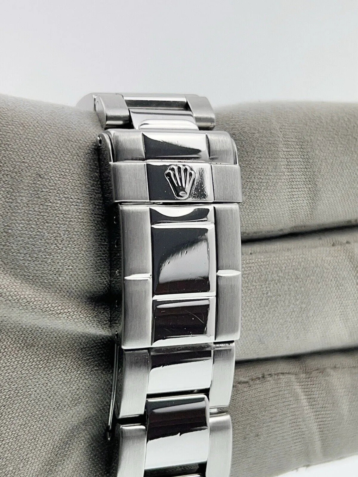 Rolex Yacht-Master 40 Stainless Steel Silver Color Dial 40mm Automatic 16622