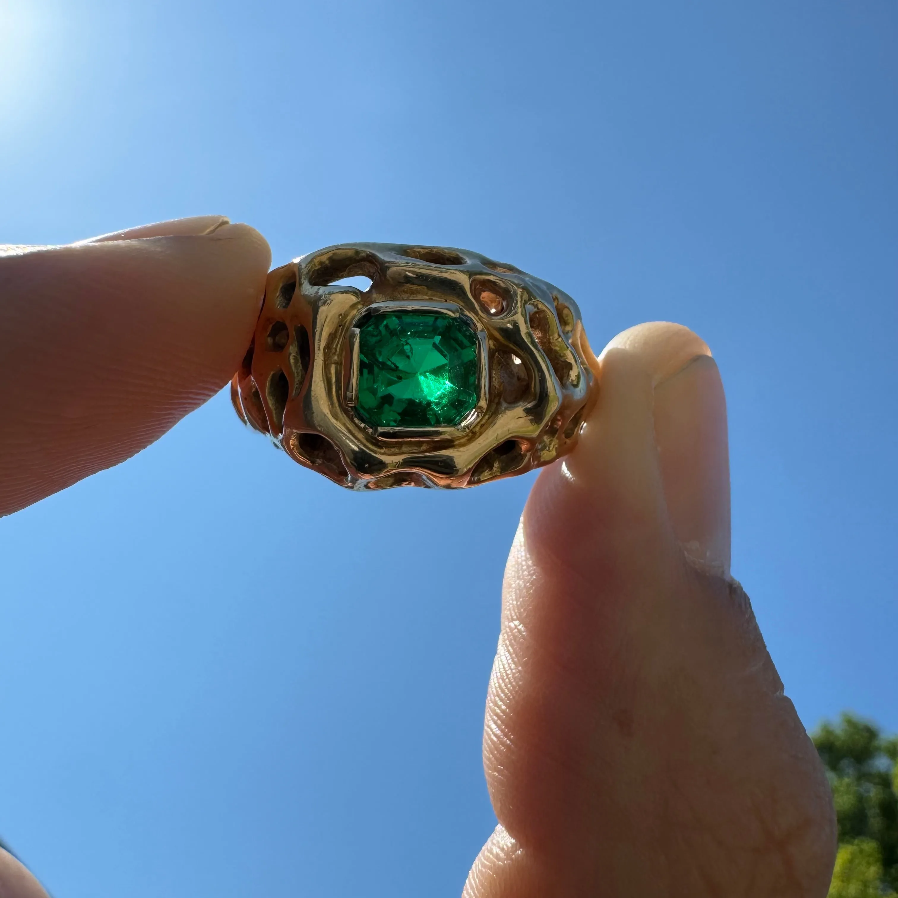 Vintage Solid 14k Yellow Gold Custom 1.0ct Emerald Heavyweight Honeycomb Brutalist Ring (10)